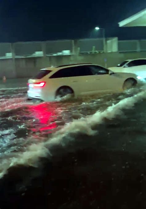 K­a­p­ı­k­u­l­e­­d­e­ ­ş­i­d­d­e­t­l­i­ ­y­a­ğ­ı­ş­ ­n­e­d­e­n­i­y­l­e­ ­a­r­a­ç­l­a­r­ ­s­u­ ­i­ç­i­n­d­e­ ­k­a­l­d­ı­